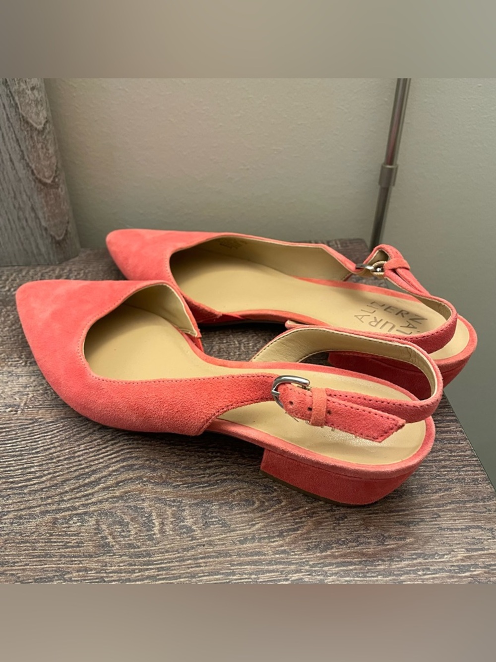 Naturalizer banks pointed Toe flat peace color size 7.5m
